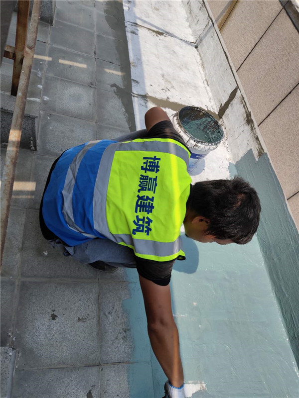 高端別墅石材屋面滲漏水維修現場施工圖片1