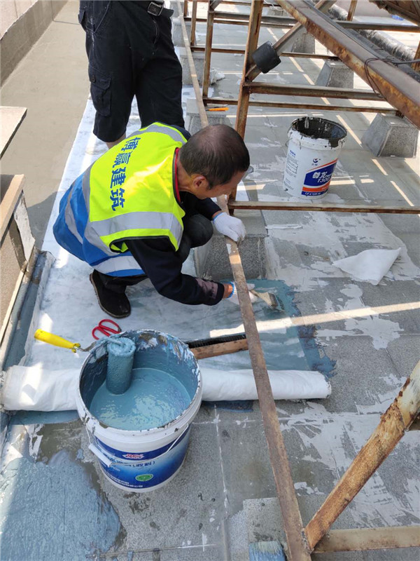 高端別墅石材屋面滲漏水維修現場施工圖片4